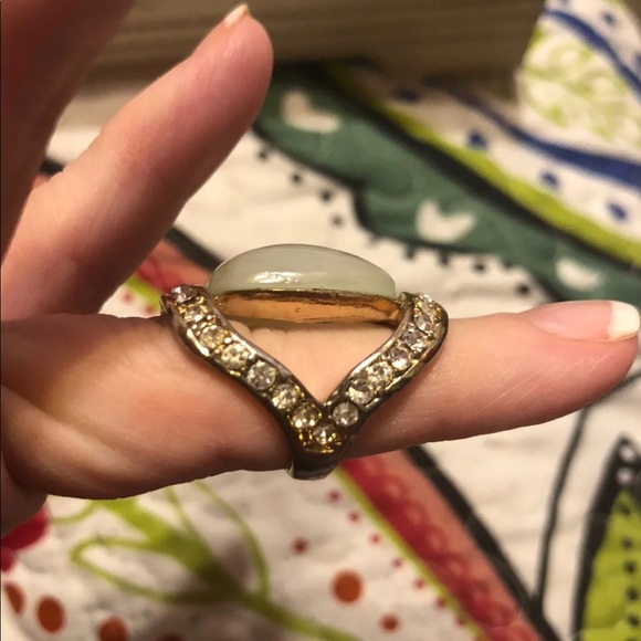Beautiful stoned ring - Picture 2 of 2